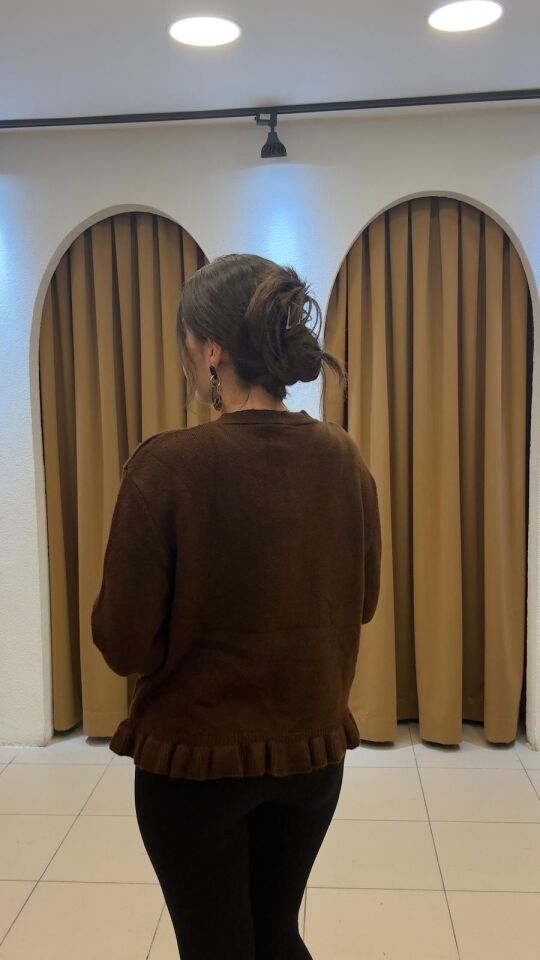 KAHVERENGİ DÜĞMELİ HIRKA KAZAK