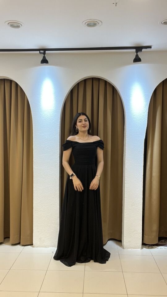 SİYAH KENDİNDEN PARILTILI MADONNA YAKA UZUN ABİYE