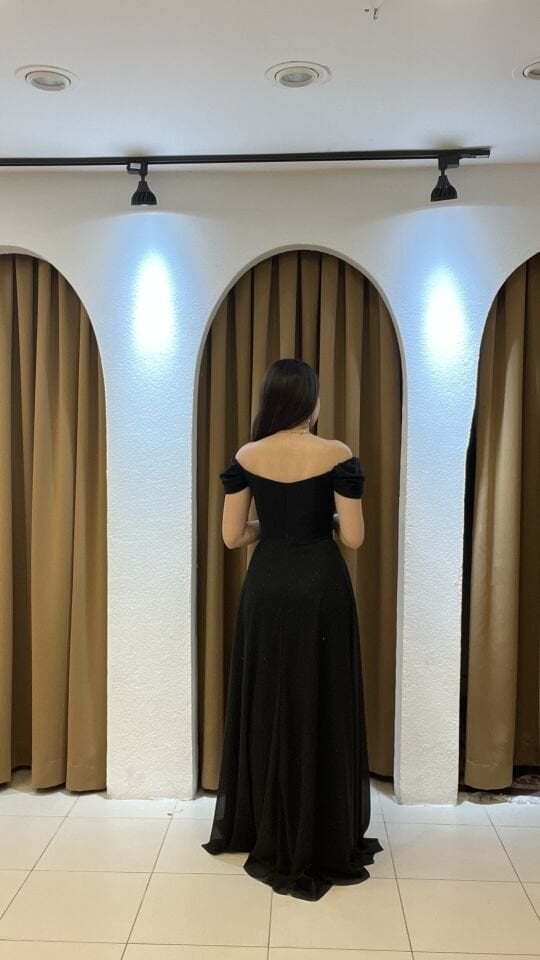 SİYAH KENDİNDEN PARILTILI MADONNA YAKA UZUN ABİYE