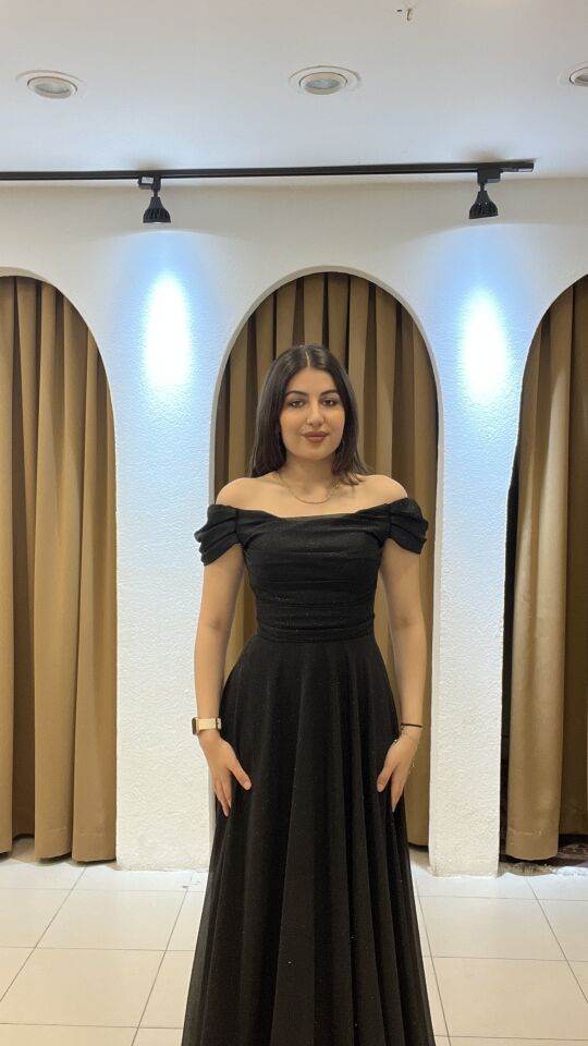 SİYAH KENDİNDEN PARILTILI MADONNA YAKA UZUN ABİYE