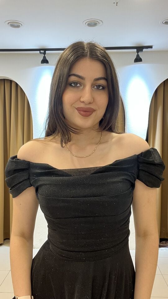 SİYAH KENDİNDEN PARILTILI MADONNA YAKA UZUN ABİYE