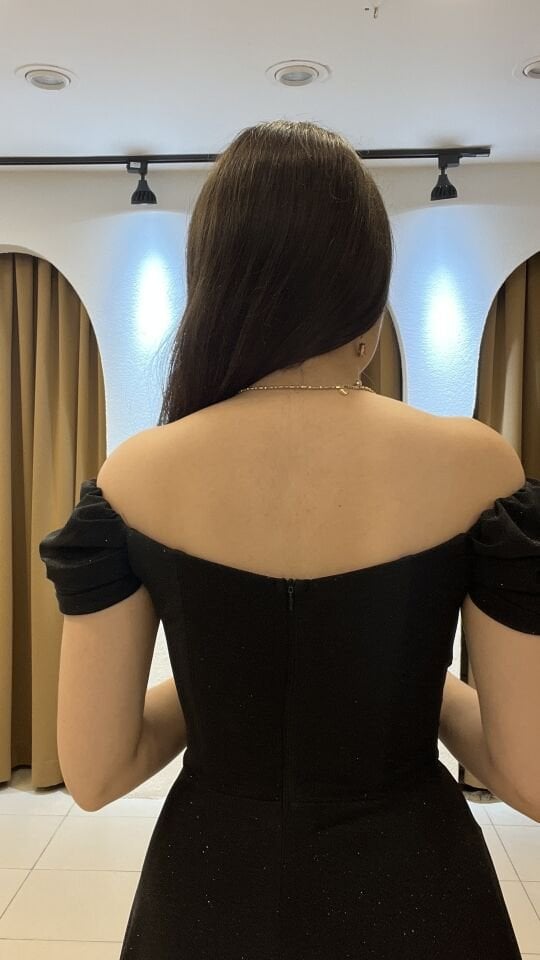 SİYAH KENDİNDEN PARILTILI MADONNA YAKA UZUN ABİYE