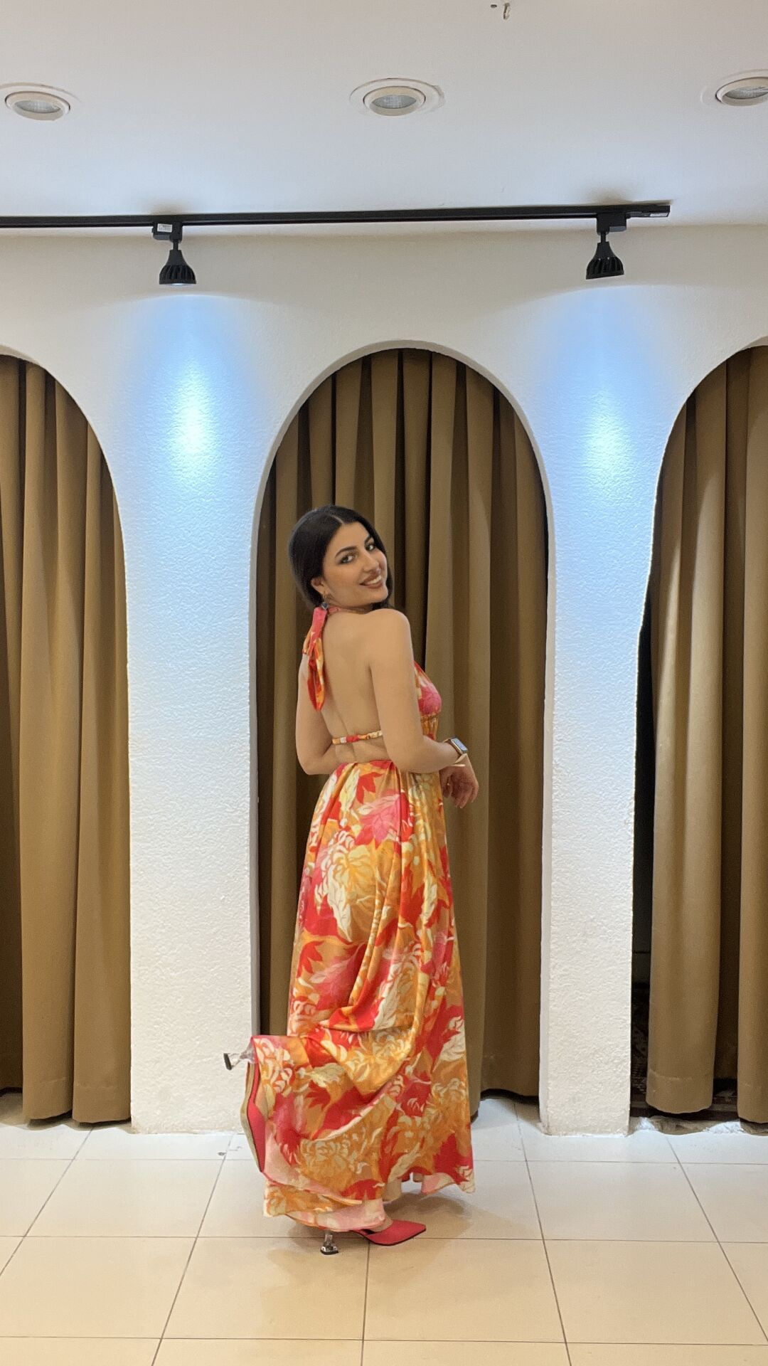 BOYUNDAN BAĞLAMALI DESENLİ İTHAL YIRTMAÇLI UZUN ELBİSE