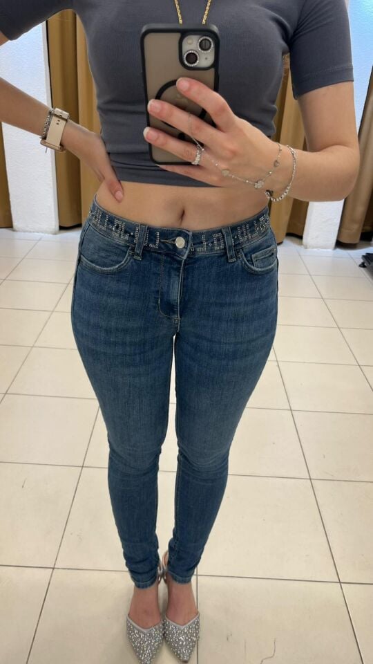 MAVİ TAŞ İŞLEMELİ KEMER DETAYLI SKİNNY JEAN PANTOLON