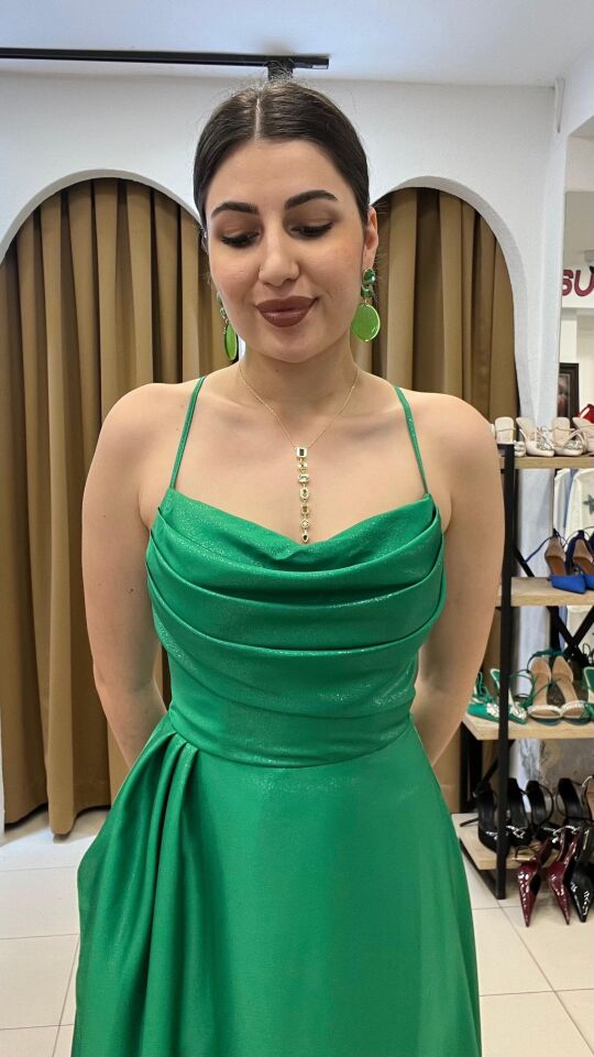 YEŞİL KENDİNDEN PARILTILI  İP ASKILI ARKASI İĞ BAĞLAMALI ETEK BOYU ÖNDEN ASANSÖRLÜ ABİYE