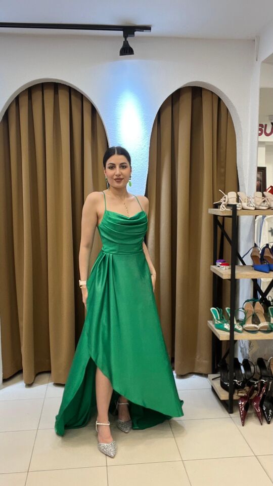 YEŞİL KENDİNDEN PARILTILI  İP ASKILI ARKASI İĞ BAĞLAMALI ETEK BOYU ÖNDEN ASANSÖRLÜ ABİYE