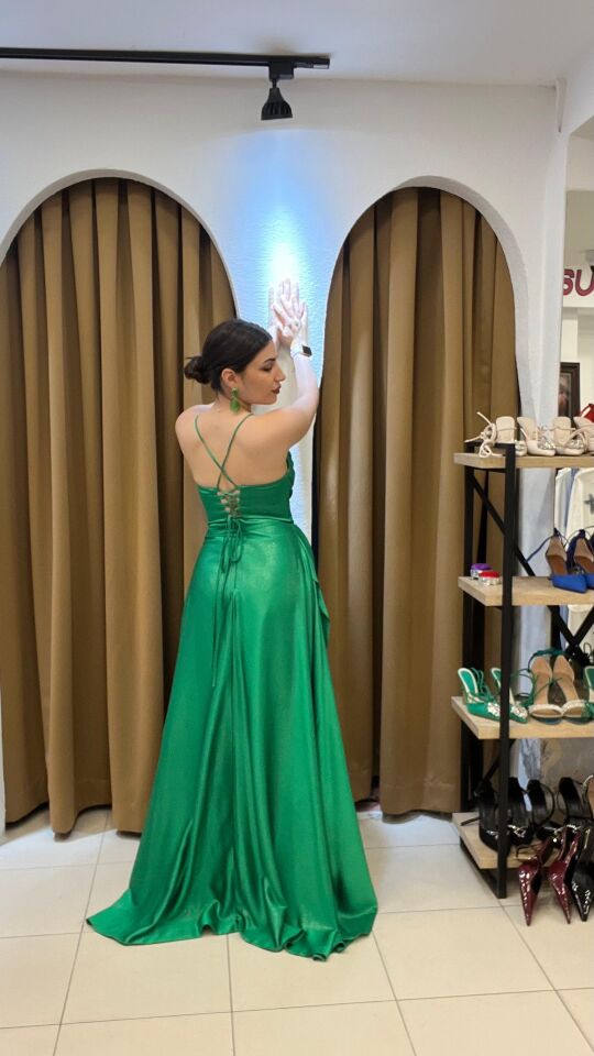 YEŞİL KENDİNDEN PARILTILI  İP ASKILI ARKASI İĞ BAĞLAMALI ETEK BOYU ÖNDEN ASANSÖRLÜ ABİYE