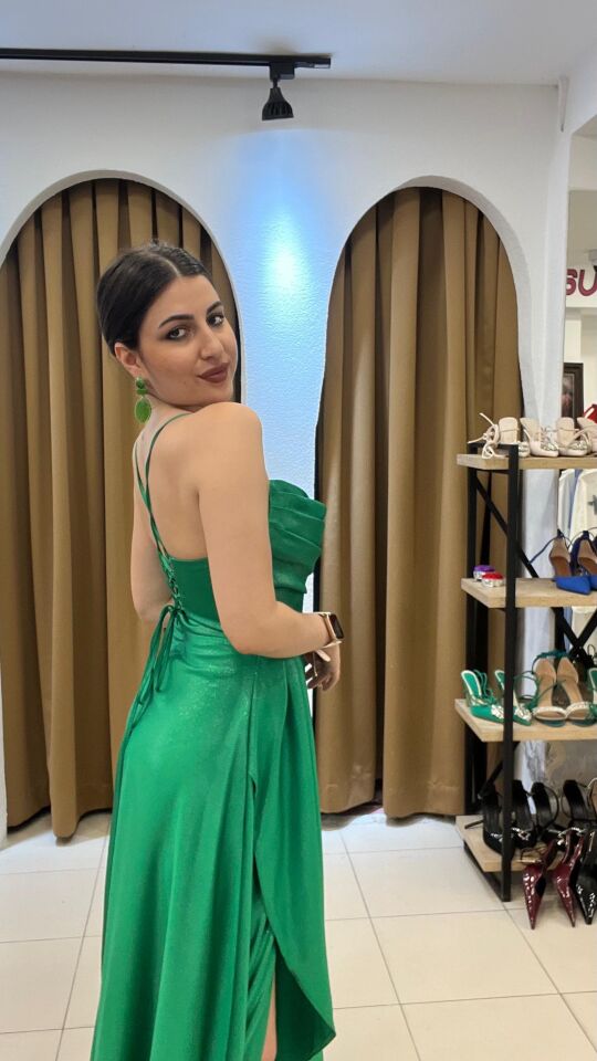 YEŞİL KENDİNDEN PARILTILI  İP ASKILI ARKASI İĞ BAĞLAMALI ETEK BOYU ÖNDEN ASANSÖRLÜ ABİYE