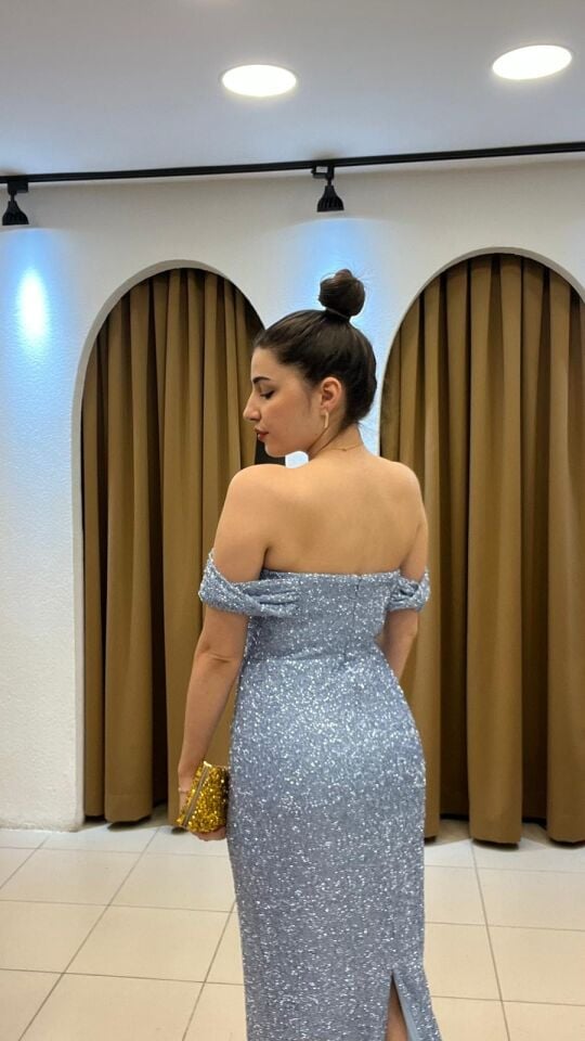 BEBE MAVİSİ MADONNA YAKA PULLU ARKADAN YIRTMAÇLI ABİYE