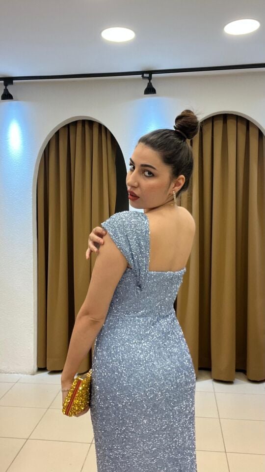 BEBE MAVİSİ MADONNA YAKA PULLU ARKADAN YIRTMAÇLI ABİYE