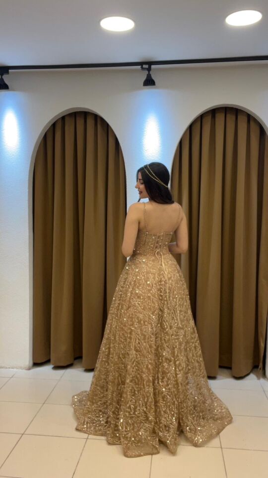 IŞILTILI ALTIN TONLARINDA KABARIK ABİYE ELBİSE