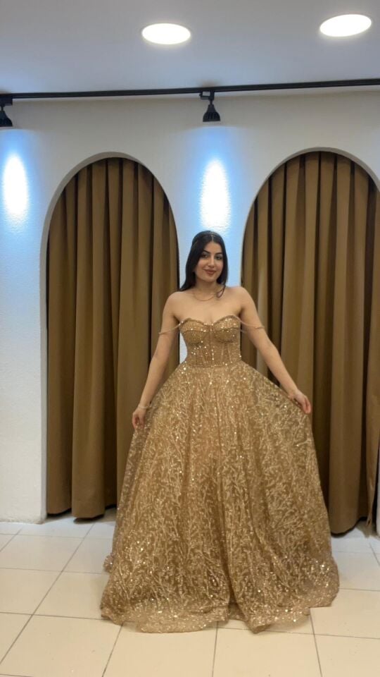 IŞILTILI ALTIN TONLARINDA KABARIK ABİYE ELBİSE