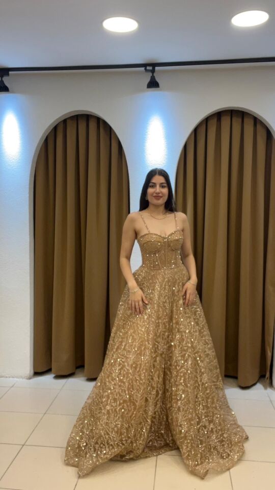 IŞILTILI ALTIN TONLARINDA KABARIK ABİYE ELBİSE