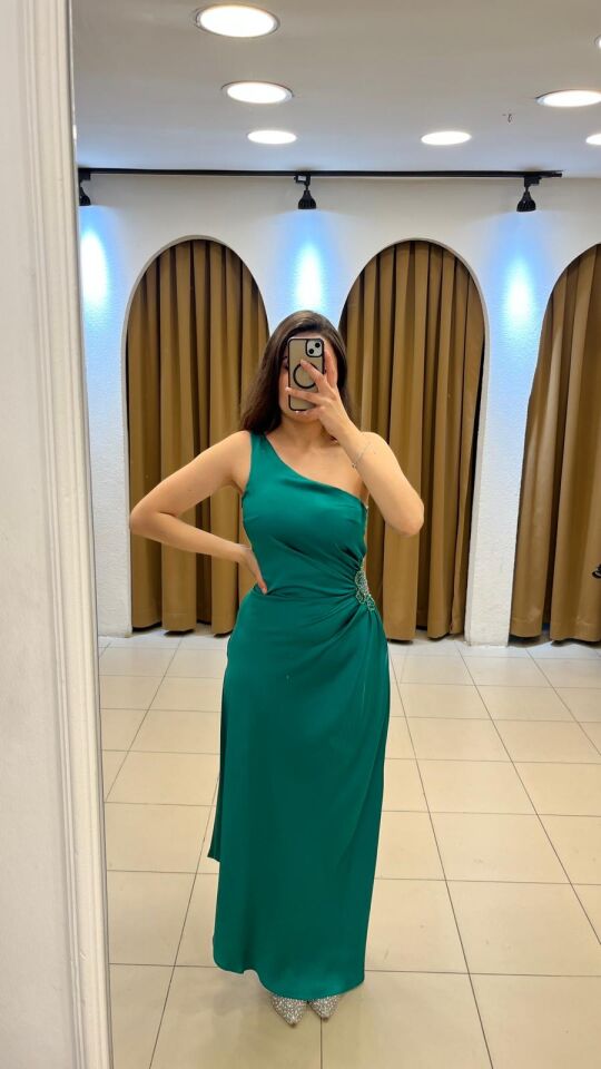 YEŞİL TEK KOL ASİMETRİK KESİM YANİ ÇİÇEK DETAY SATEN ABİYE ELBİSE