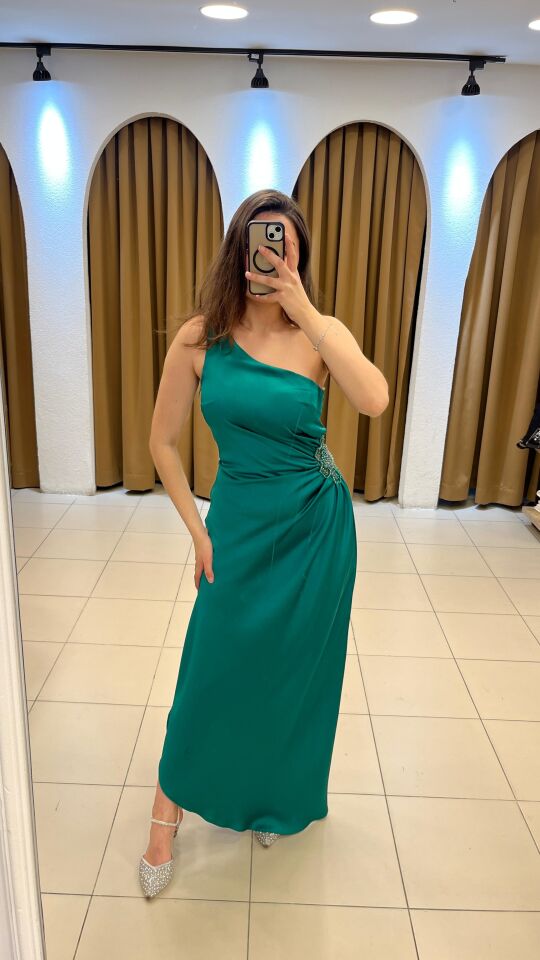 YEŞİL TEK KOL ASİMETRİK KESİM YANI ÇİÇEK DETAY SATEN ABİYE ELBİSE 42