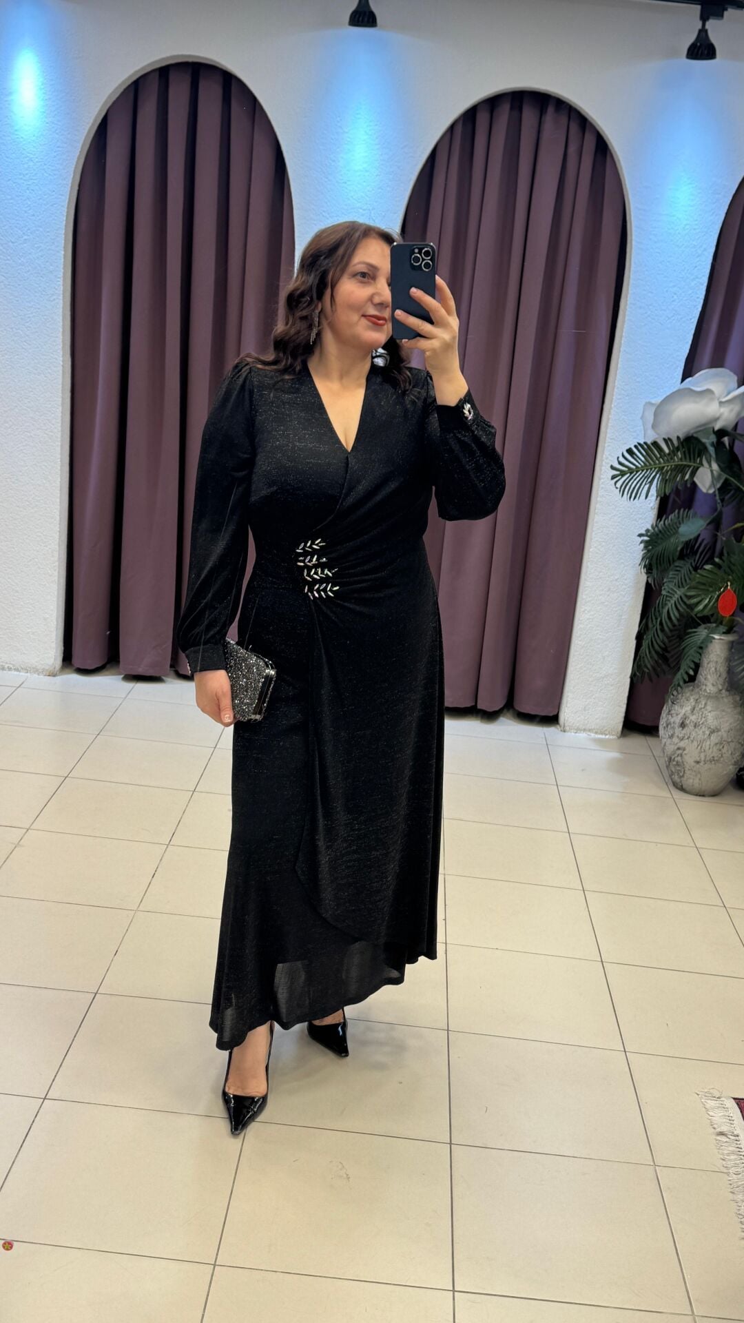 SİYAH KENDİNDEN PARILTILI V YAKA DRAPELİ ABİYE 50