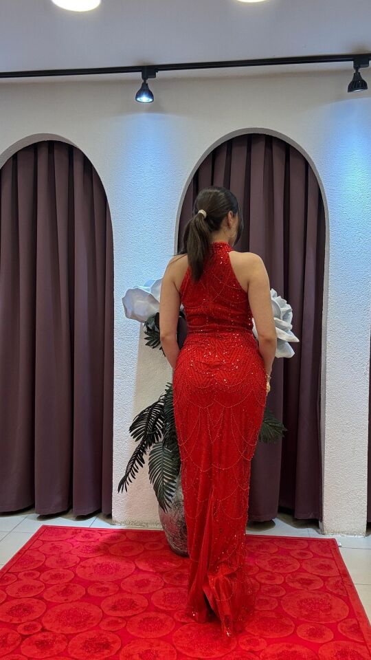 KIRMIZI HALTER YAKA TAŞLI BALIK MODEL ABİYE ELBİSE