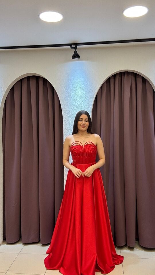 KIRMIZI STRAPLEZ ÜSTÜ KORSE DETAYLI ABİYE ELBİSE