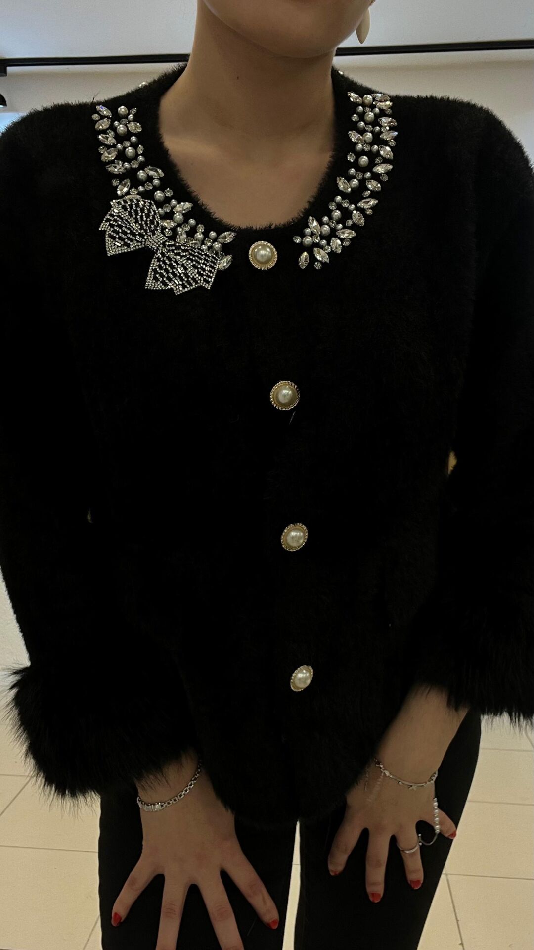 SİYAH TAŞLI YÜN HIRKA