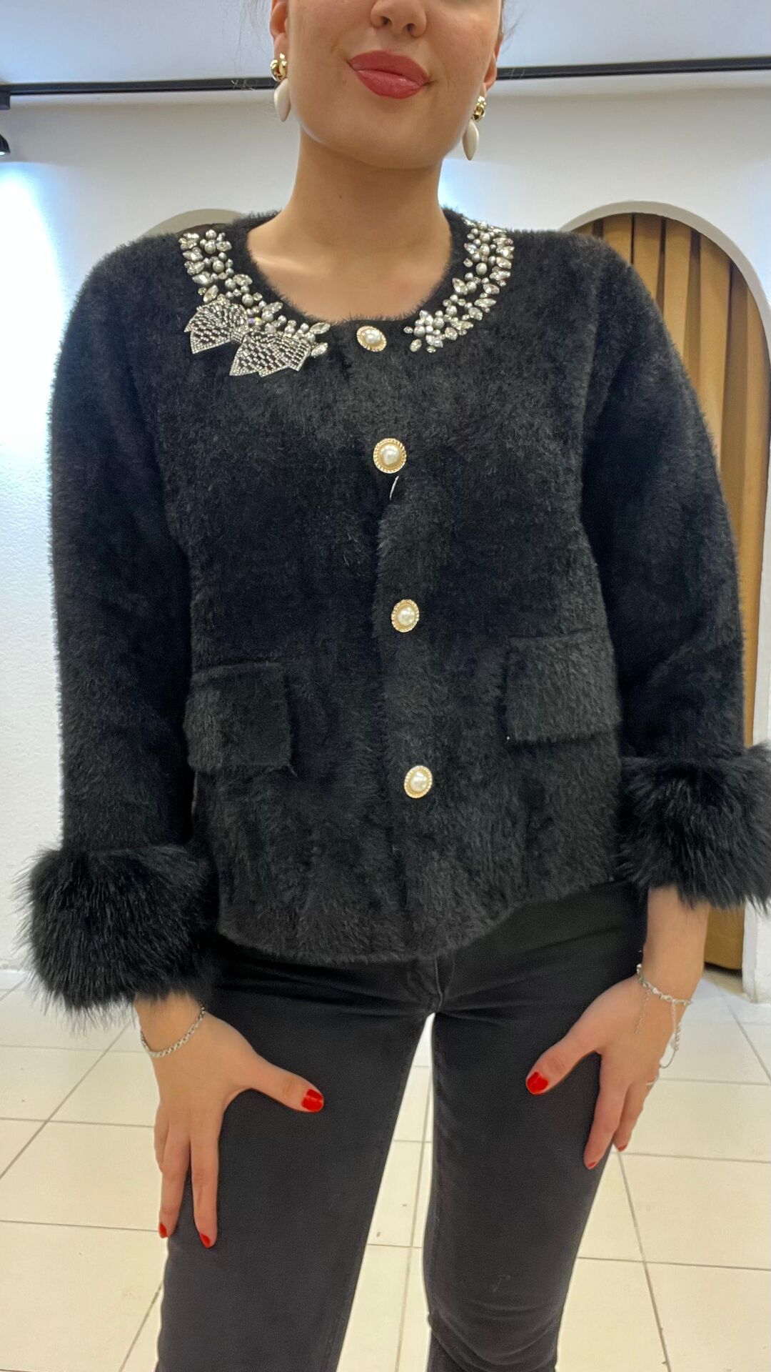 SİYAH TAŞLI YÜN HIRKA