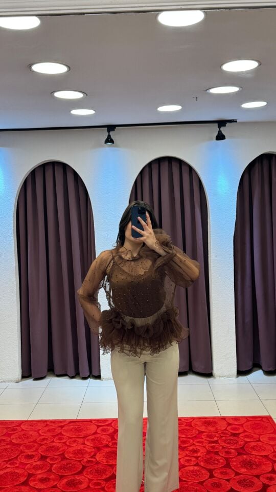 KAHVERENGİ TASARIM ÜSTÜ BONCUK DETAYLI VE İÇİ ATLETLİ ŞİFON TÜL BLUZ Standart