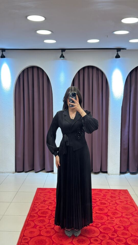 SİYAH YANDAN BAĞLAMALI İTHAL KUMAŞ PİLİSELİ UZUN KOLLU ŞİFON ELBİSE 38-52