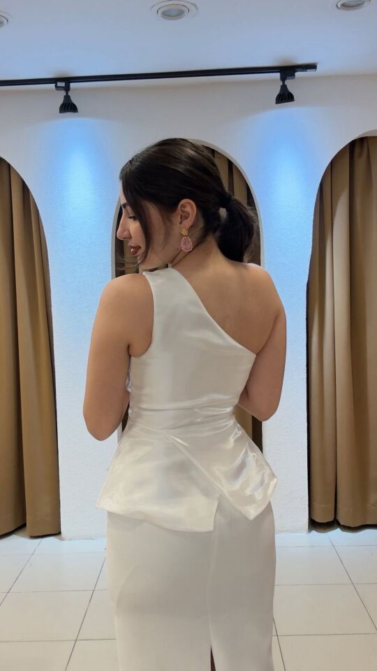 BEYAZ TEK KOL MİDİ BOY ELBİSE