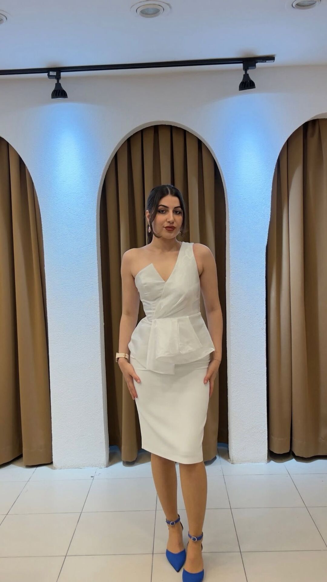 BEYAZ TEK KOL MİDİ BOY ELBİSE