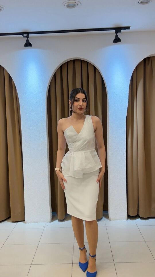 BEYAZ TEK KOL MİDİ BOY ELBİSE