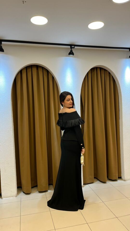 SİYAH ROBASI ORGANZE SAÇAKLI DÜĞME DETAYLI KREP ABİYE ELBİSE