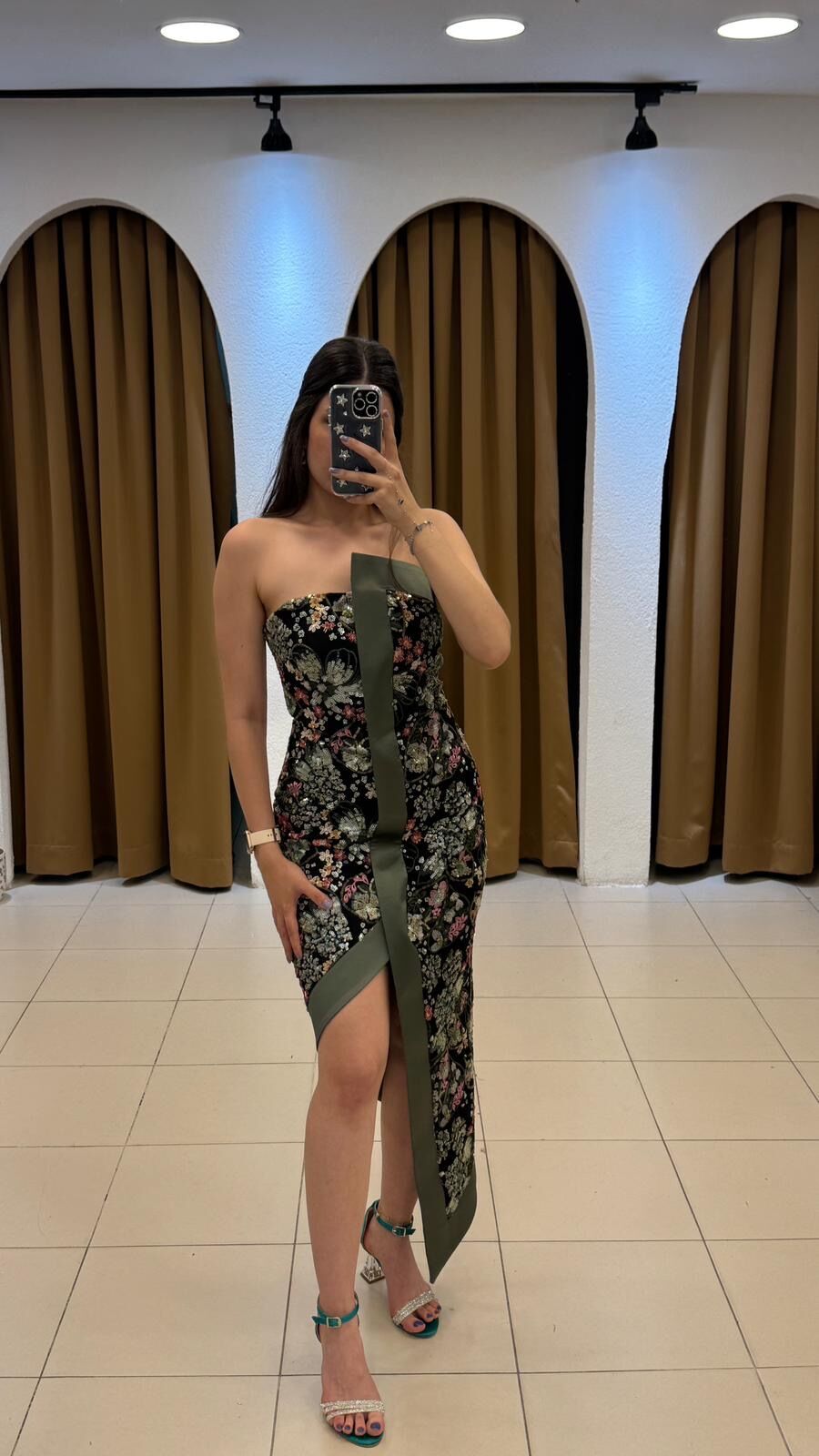 YEŞİL ASİMETRİK KESİM STRAPLEZ PAYETLİ ABİYE ELBİSE