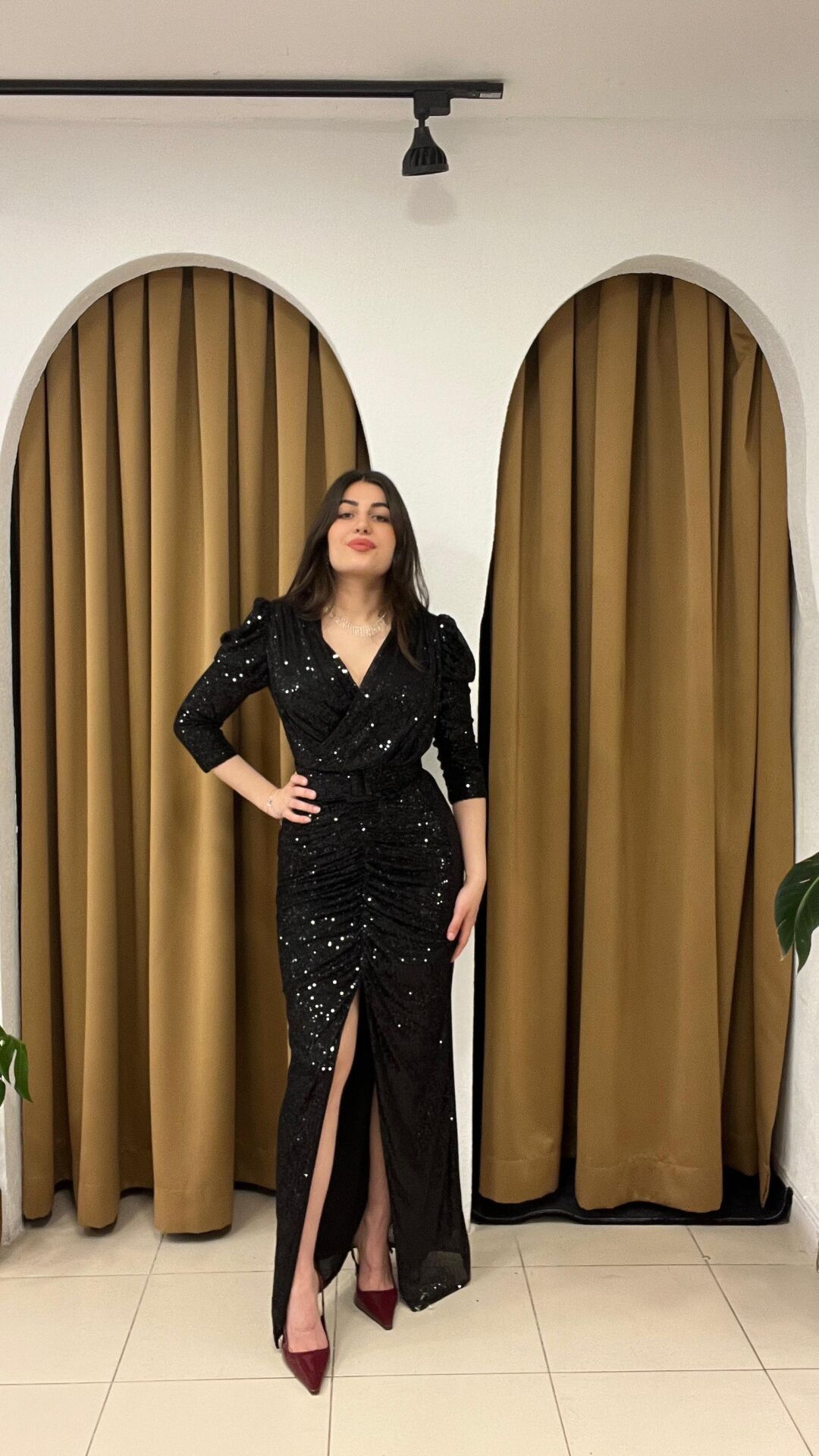 SİYAH PAYETLİ YIRTMAÇLI ABİYE