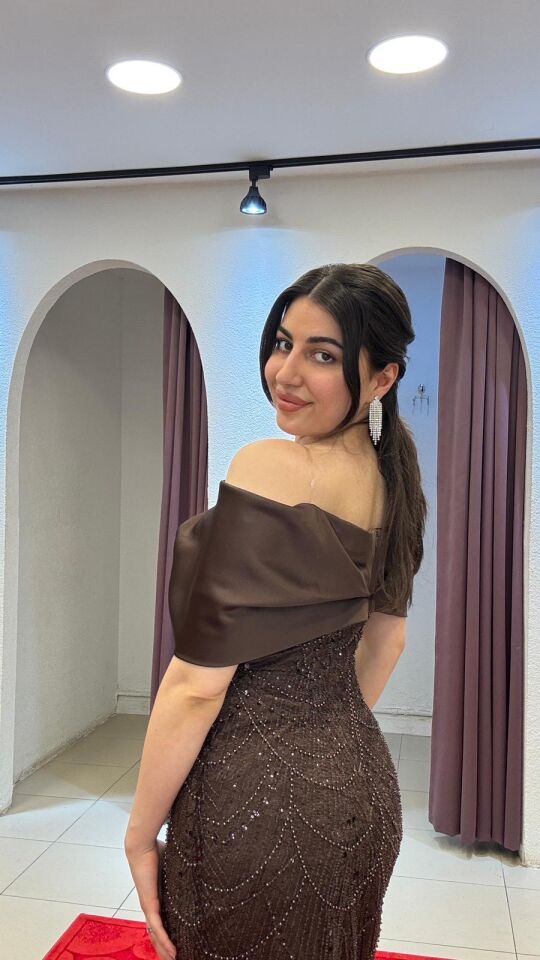 Kahverengi Madonna Yaka Taş Detaylı Balık Model Arkadan Yırtmaçlı Şık Abiye Elbise