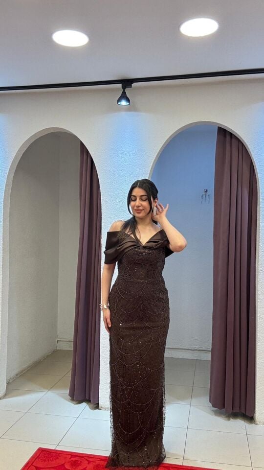 KAHVERENGİ MADONNA YAKA TAŞ DETAYLI BALIK MODEL ARKADAN YIRTMAÇLI ŞIK ABİYE ELBİSE 40