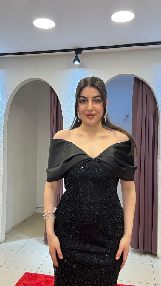 Siyah Madonna Yaka Taş Detaylı Balık Model Arkadan Yırtmaçlı Şık Abiye Elbise 48