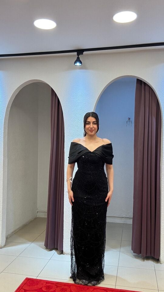Siyah Madonna Yaka Taş Detaylı Balık Model Arkadan Yırtmaçlı Şık Abiye Elbise 42