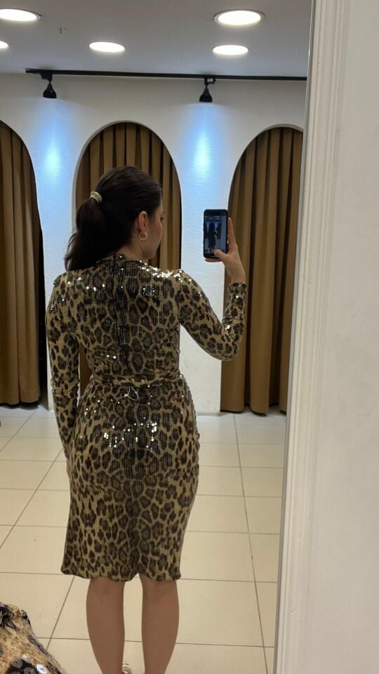 LEOPAR DESENLİ KEMERLİ MİDİ BOY PAYETLİ ABİYE