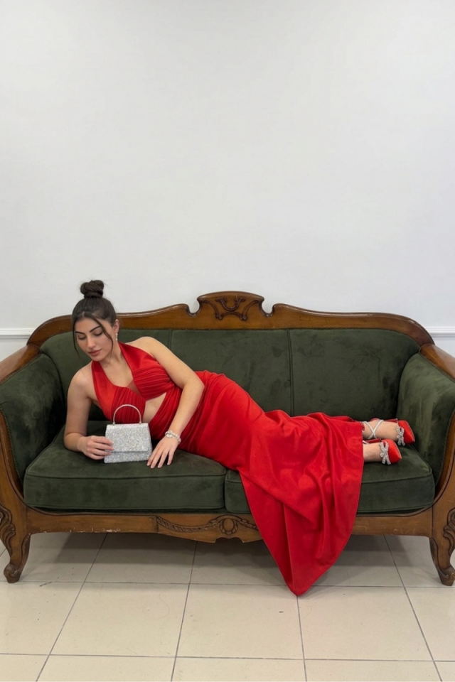 Kırmızı Halter Yaka Drape Detaylı Saten Abiye 42