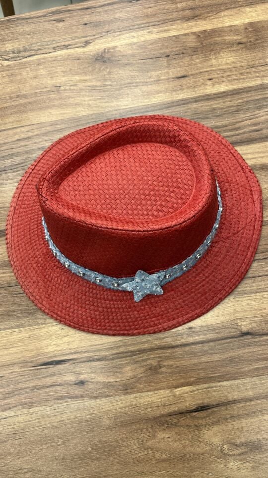 KIRMIZI HASIR ŞAPKA