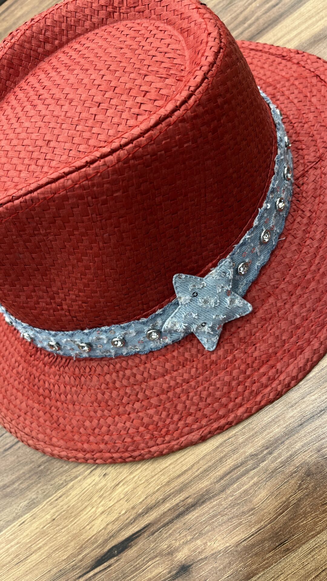 KIRMIZI HASIR ŞAPKA