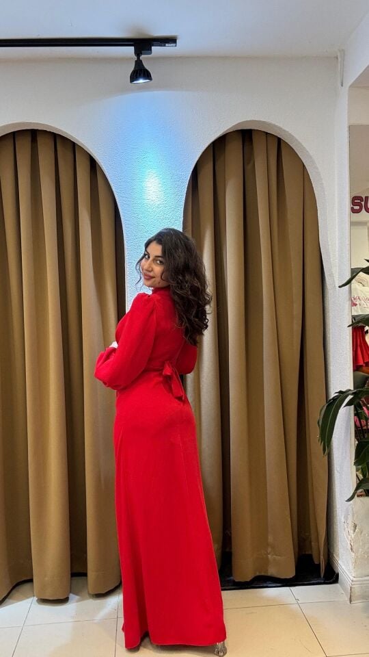 KIRMIZI UZUN KOLLARI VATKA DETAYLI TESETTÜR ABİYE 40