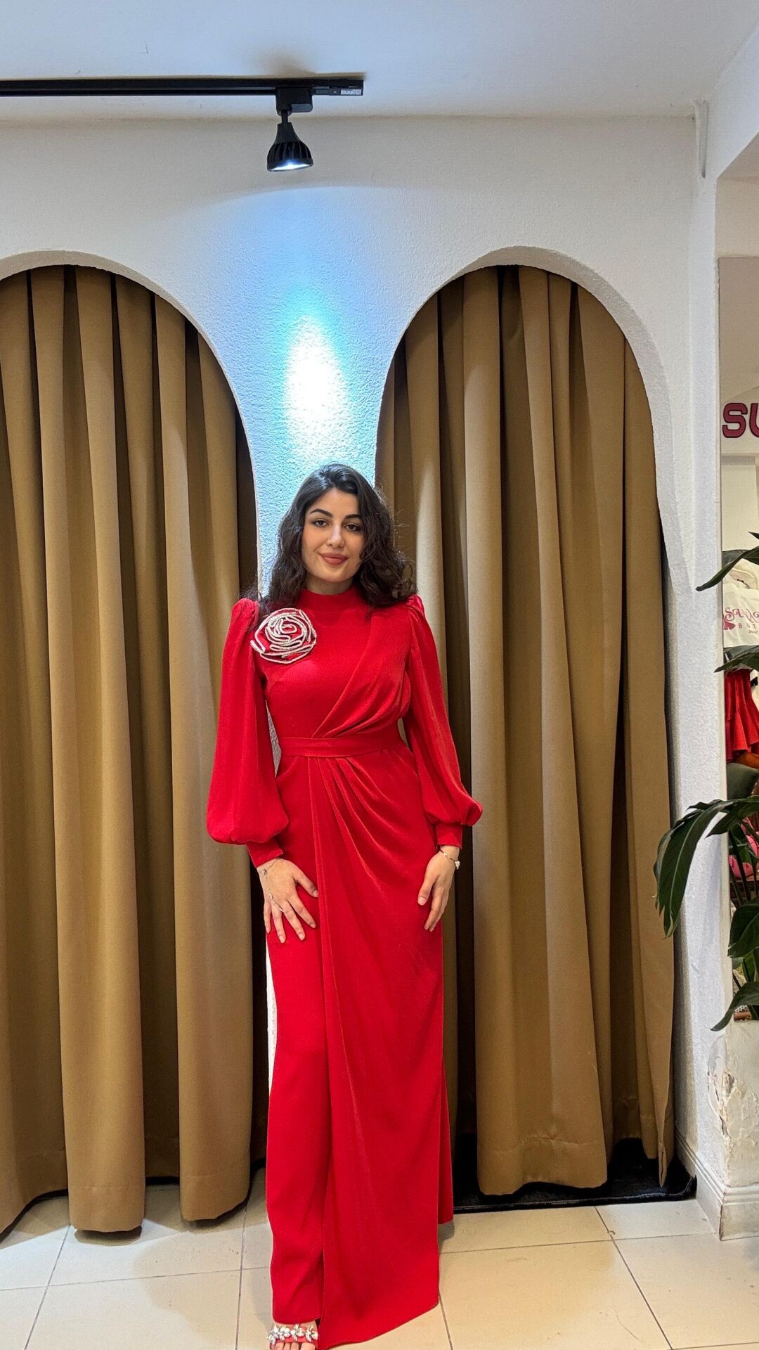 KIRMIZI UZUN KOLLARI VATKA DETAYLI TESETTÜR ABİYE