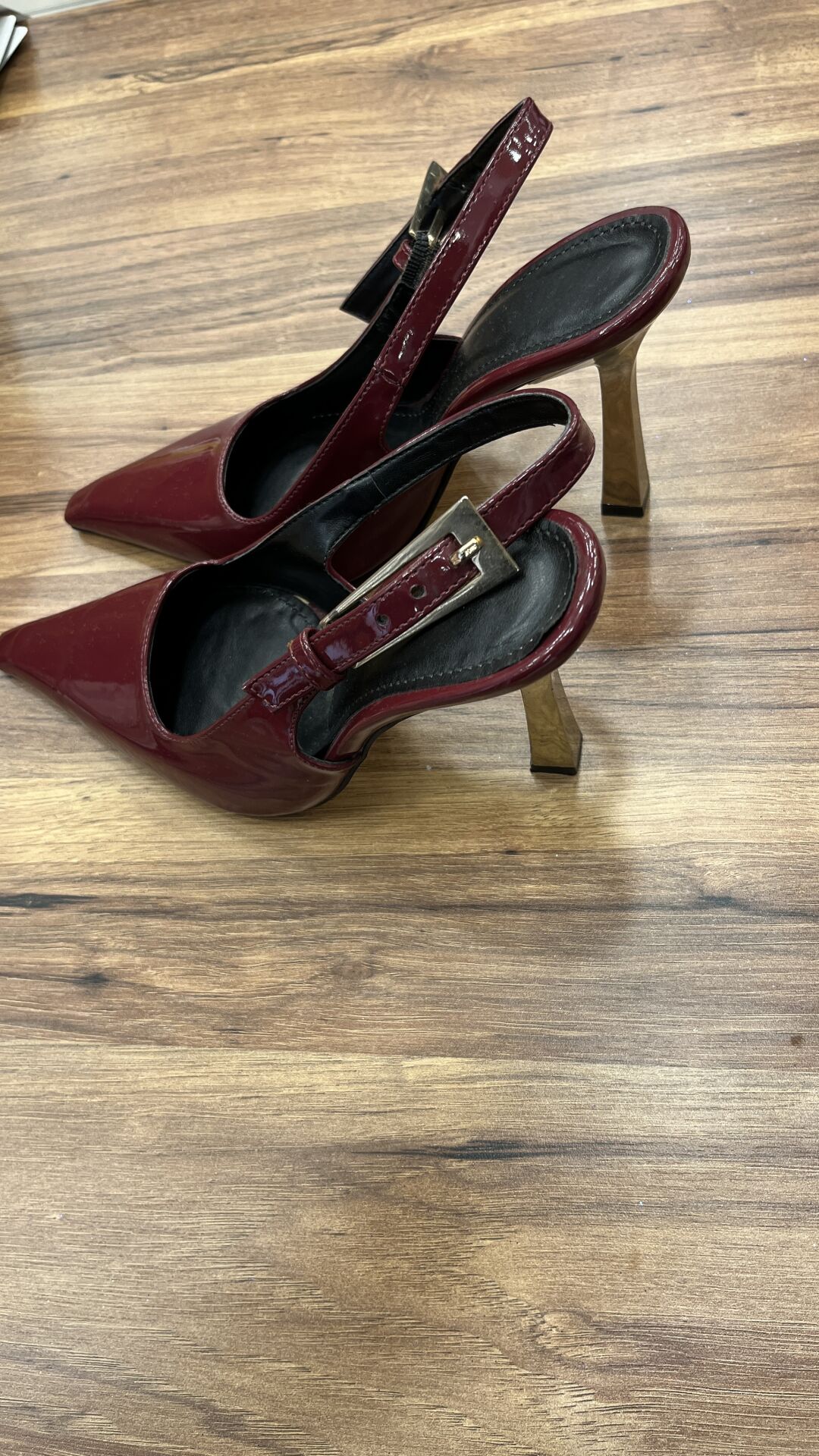 KIRMIZI DERİ TOPUKLU AYAKKABI