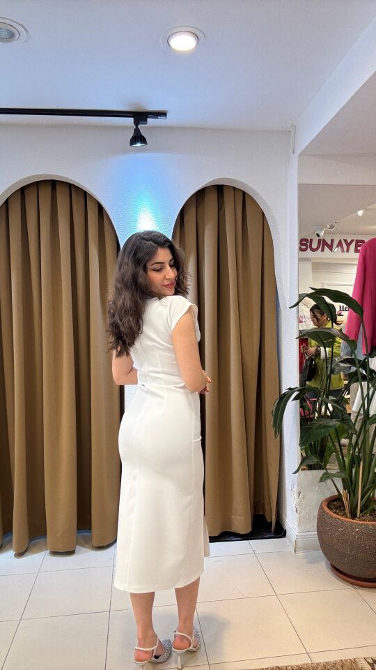 BEYAZ YIRTMAÇLI ELBİSE