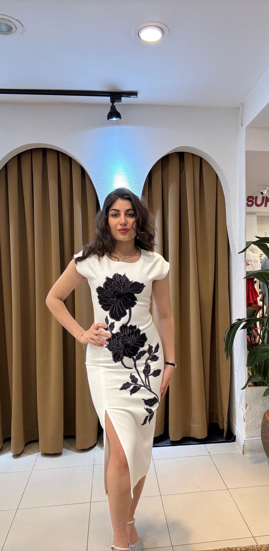 BEYAZ YIRTMAÇLI ELBİSE