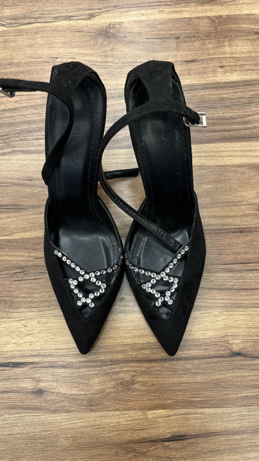 SİYAH TAŞLI TOPUKLU AYAKKABI