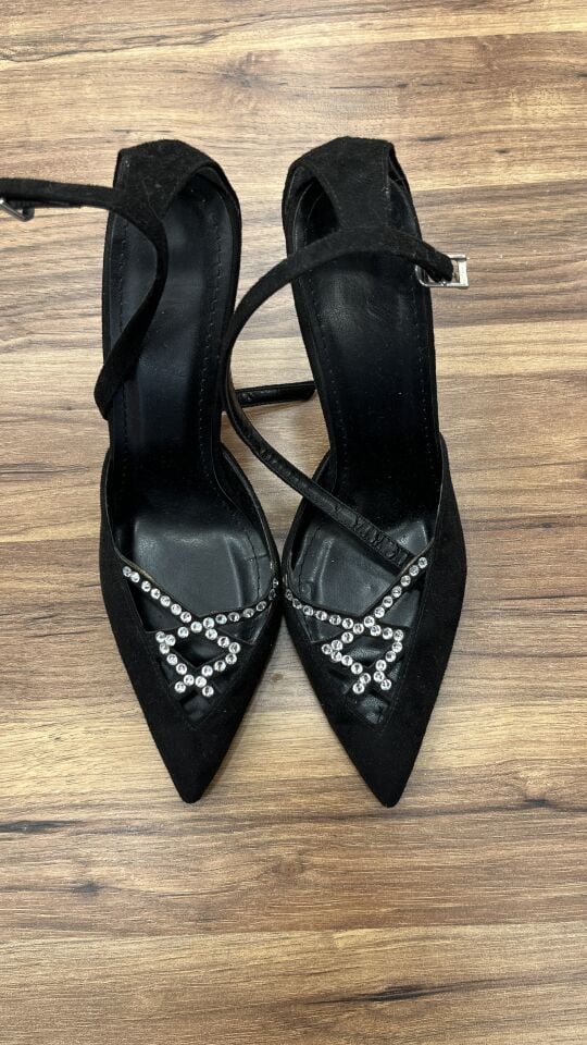 SİYAH TAŞLI TOPUKLU AYAKKABI