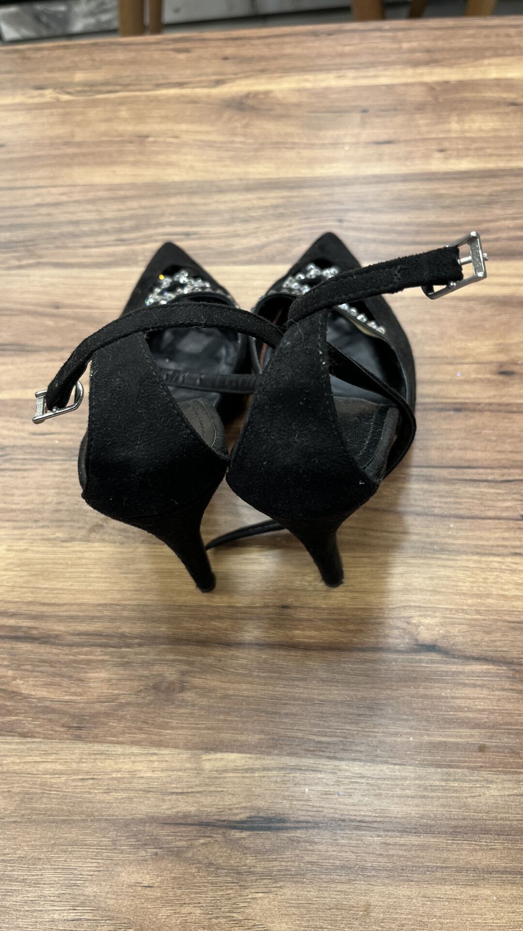 SİYAH TAŞLI TOPUKLU AYAKKABI