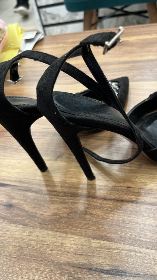 SİYAH TAŞLI TOPUKLU AYAKKABI