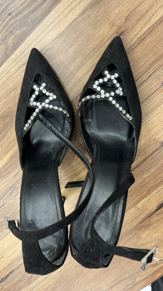 SİYAH TAŞLI TOPUKLU AYAKKABI